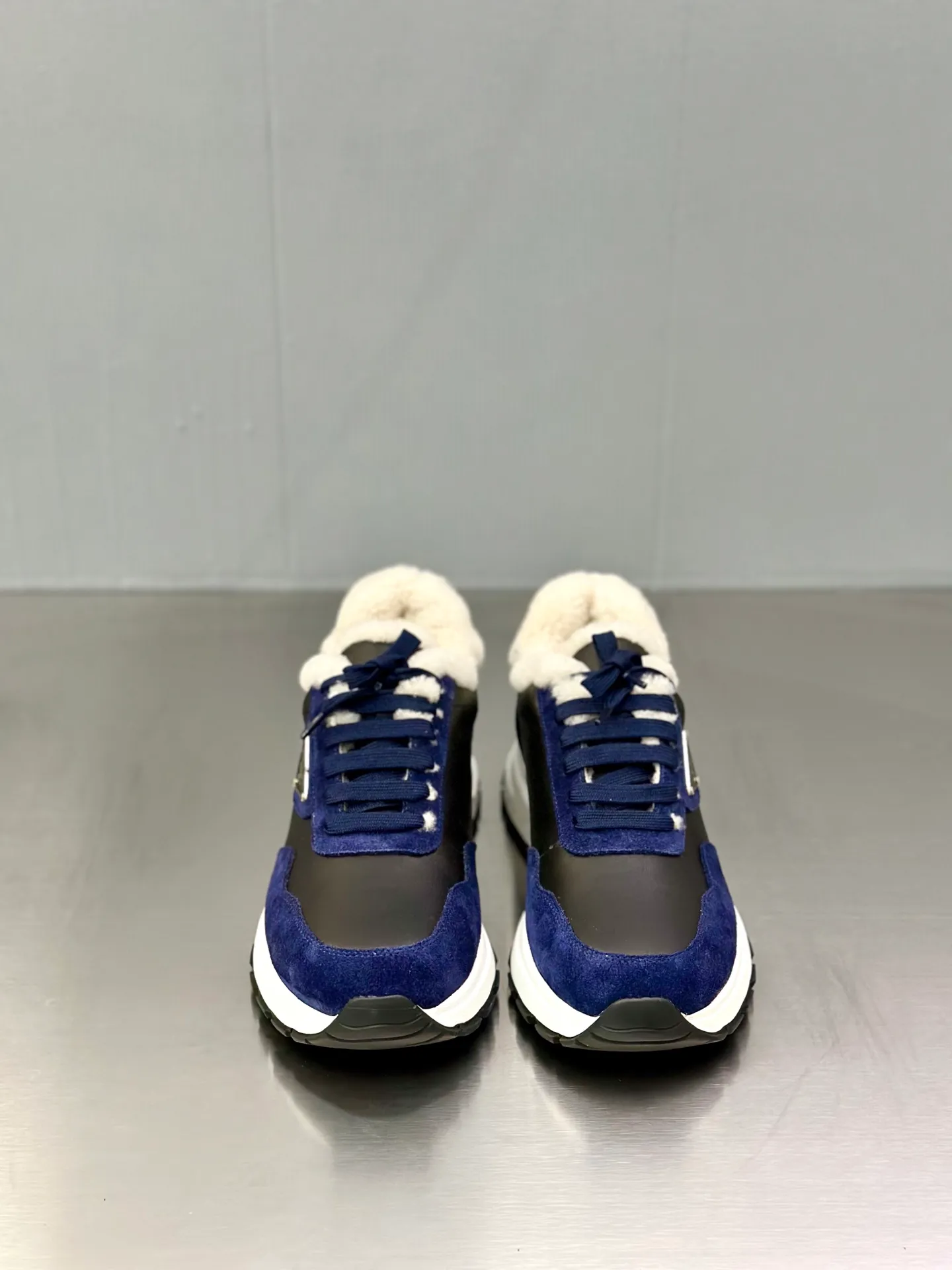💰780 Prada/Prada men's new wool sneakers. This sneaker presents a modern version, reinterpreting the brand's archive style with clean lines and smooth details. The shoes are made of calf leather and technical fabric, with a triangular metal logo on the outside, bright TPU decoration on the heel, and a longer and padded inner heel design for a more comfortable fit. The tongue is decorated with a silk-screen logo, and is paired with a hollow rubber sole on the heel. The full cowhide lining comes standard with logo cowhide foot pads, making the upper foot taller, more comfortable, and versatile! Comes with full original packaging! Size: 39-40-41-42-43-44 standard leather shoe size (45 can be customized and does not support returns)